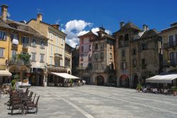 Vista della Piazza del Mercato, il cuore del centro storico di Domodossola con palazzi medievali ed eleganti caffè