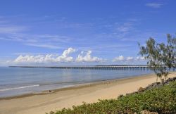 Vista della spiggia sino al molo Urangan a Hervey Bay, Australia.

