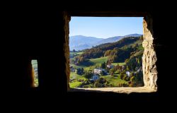 Vista della Valle del Ceno da una finestrella nel borgo di Bardi, in Emilia-Romagna.