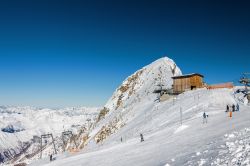 Vista delle Alpi a Hintertux in una giornata soleggiata, Austria. La neve imbianca le montagne che ospitano il ghiacciaio dell'Hintertux.
