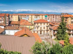 Vista dei palazzi nel centro moderno di Fossano e le Alpi sullo sfondo