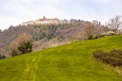 Vista dello storico borgo di Monte Grimano Terme sulle montagne del Montefeltro nelle Marche