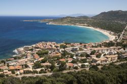 Vista di Algajola nell'Alta Corsica e la sua lunga spiaggia