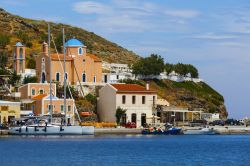 Vista di Korissia, il porto dell'isola di Kea (Tzia), arcipelago delle Cicladi in Grecia. - © Milan Gonda / Shutterstock.com