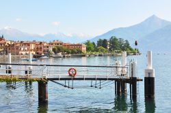 Vista di Menaggio dal pontile, Lombardia. Atmosfera suggestiva per questo scorcio fotografico del villaggio che si può ammirare dal pontile sul Lario - © Alexander Chaikin / Shutterstock.com ...