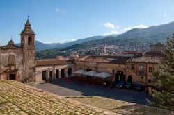 Vista di Piazza Castello ed il borgo di Castelbuono in Sicilia