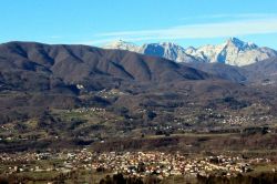 Vista di Pieve Fosciana e le Alpi Apuane sullo sfondo, Toscana
