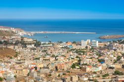 Vista panoramica di Praia (isola di Santiago, Capo Verde) e del suo porto, uno dei principali del paese.
