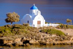 Vista di una chiesa ortodossa a Amorgos, Grecia. Il bianco candido della facciata è impreziosito dall'azzurro intenso della cupola.




