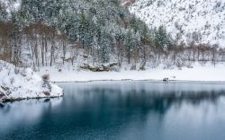 Vista invernale del Lago di San Domenico in Abruzzo