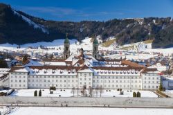 Uno dei più importanti esempi in Svizzera di arte rococò, la basilica mariana di Einsiedeln è una delle più importanti attrazioni del Canton Svitto - © ...