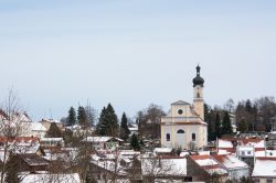 Vista invernale della chiesa di San Nicola a Murnau am Staffelsee