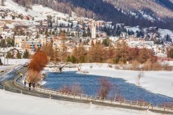 Vista invernale della cittadina di Samedan in Svizzera, Engadina