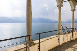 Vista del Lago Maggiore dal loggiato dell'Eremo di Santa Caterina del Sasso a Leggiuno - © Joaquin Ossorio Castillo / Shutterstock.com