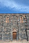 Vista laterale della chiesa in pietra di San Nicola. Siamo ad Ottana in Barbagia, Sardegna