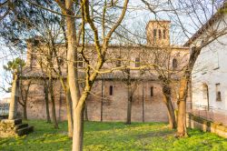 Vista laterale della pieve romanica di San pietro in Sylvis a Bagnacavallo