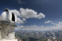 Vista mozzafiato sui Pirenei dal Pic du Midi de Bigorre, Francia, con la torre astronomica sulla sinistra.
