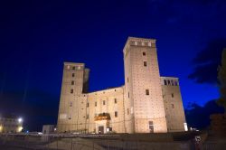 Vista notturna del Castello degli Acaja in centro a Fossano in Piemonte