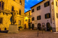 Vista notturna del centro storico di Greve in Chianti in Toscana