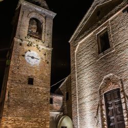 Vista notturna del centro storico di Mondaino nelle Marche - © Francesco Guitto / Shutterstock.com
