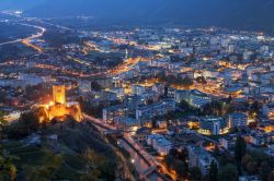 Vista notturna del Chateau de la Batiaz e la città di Martigny in Svizzera