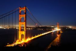 Vista notturna del Golden Gate Bridge una delle 10 cose da non perdere a San Francisco