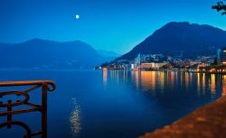 Vista notturna del lago di Lugano e la fontana di Lavena Ponte Tresa (Lombardia).
