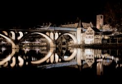 Vista notturna del ponte sullo Aare a Bremgarten in Svizzera