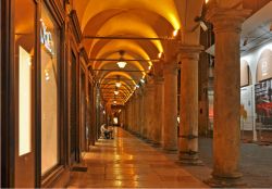 Vista notturna del Portico del Pavaglione in centro a Bologna - © claudio zaccherini / Shutterstock.com
