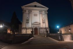 Vista notturna della cattedrale di Tricesimo in Friuli Venezia Giulia.
