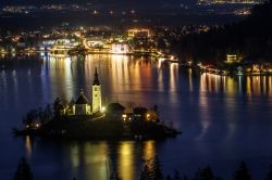 Vista notturna della chiesa del lago di Bled e della omonima cittadina della Slovenia