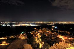 Vista notturna di Bertinoro e la sottostante painura romagnola