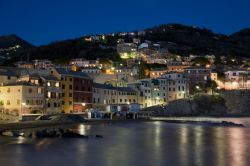 Vista notturna di Bogliasco, il borgo della Rivera di Levante in Liguria