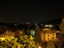 Vista notturna di Castelnuovo Rangone in provincia di Modena