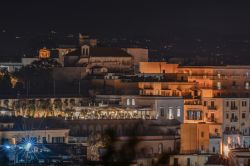 Vista notturna di Pozzuoli in Campania