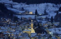 Vista notturna di Tesero con la neve in Val di Fiemme, Trentino - © www.visitfiemme.it