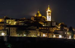 Vista Notturna di Trevi, borgo dell'Umbria. Immersa fra gli ulivi, Trevi conserva testimonianze romane come le possenti mura del I° secolo a.C. che circondano il centro abitato e anche ...