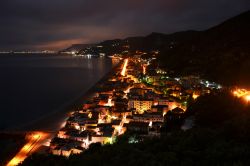 Vista notturna di Varigotti in Liguria, Riviera di Ponente