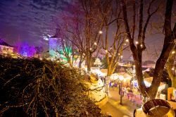 Vista notturna di Zagabria e i suoi mercatani di Natale