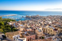 Vista panoramica al mattino del centro e del porto di Castellammare del Golfo in Sicilia
