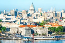 Una vista panoramica sull'Avana, dove si possono notare alcuni edifici simbolo della citt come: il Capitolio e il Memorial a José Martì.