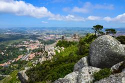 Vista panoramica dal Castelo dos Mouros, uno dei principali punti d'interesse turistico di Sintra (Portogallo) - foto © Marcelina Zygula / Shutterstock.com
