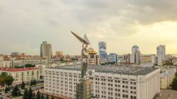 Vista panoramica dall'alto del Monumento alla Gloria nella città di Samara, Russia. Samara è considerata la città dei record: qui si trovano infatti il lungofiume più ...