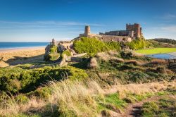 Vista panoramica del Bamburgh Castle lungo la costa del Northumberland vicino alla Scozia