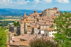Vista panoramica del borgo antico di Anghiari in provincia di Arezzo in Toscana