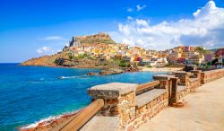 Vista panoramica del borgo costiero di Castelsardo in Sardegna