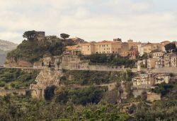 Vista panoramica del borgo di Castroreale in Sicilia