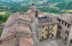 Vista panoramica del borgo di Vigoleno - Dall'alto di ciascuna delle sue torri è possibile ammirare la struttura raccolata di questa cittadella, e godere di un panorama delle colline ...