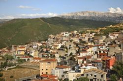 Vista panoramica del centro storico di Orgosolo in Sardegna