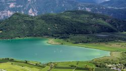 Vista panoramica del lago Caldaro lungo la Strada del Vino, Trentino Alto Adige. Immerso in  una vallata verde, lo specchio d'acqua di Caldaro è di un soprendente color smeraldo.




 ...